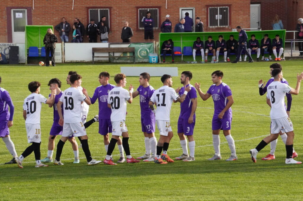 Jugadores del CD Becerril y Palencia Cristo Atlético se saludan antes del partido.