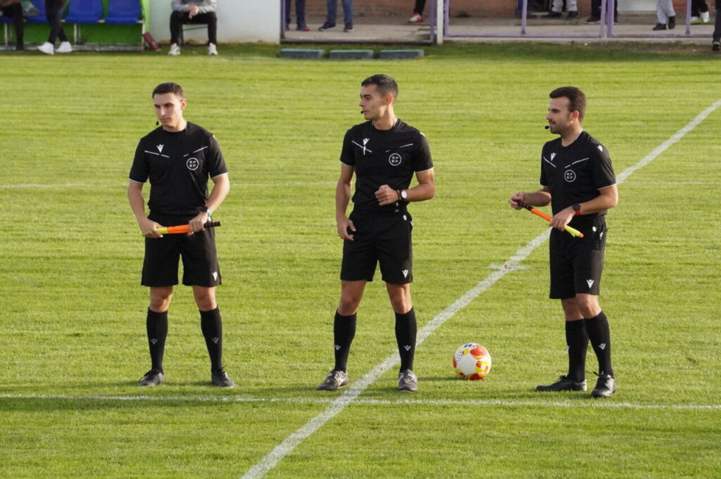 Árbitros en el partido entre el Becerril y el Palencia Cristo Atlético