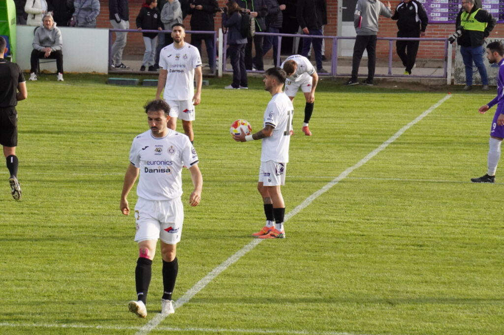 Jugadores del CD Becerril en un partido de fútbol en el Mariano Haro