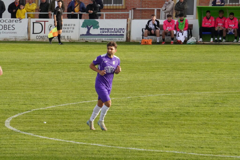 Jugador del CD Becerril durante el partido contra Palencia Cristo Atlético
