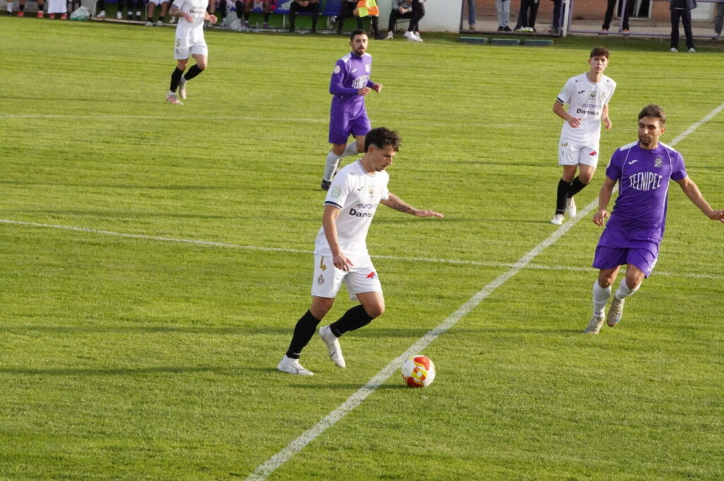 Jugadores de fútbol en un partido entre Becerril y Palencia Cristo Atlético.