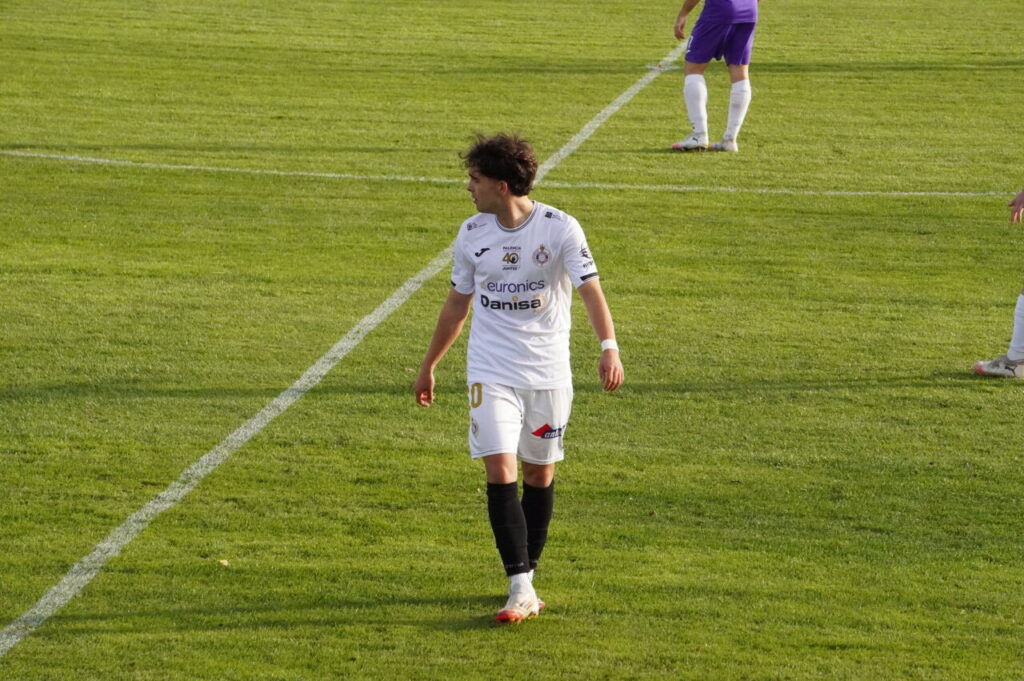 Jugador del CD Becerril en un partido de fútbol en el campo