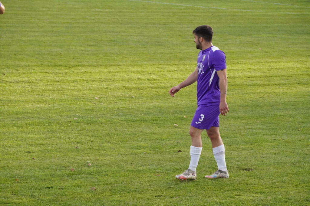 Jugador del CD Becerril en un partido de fútbol en el campo.