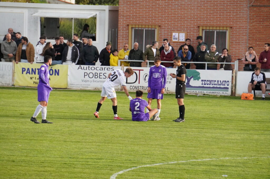 Jugadores del Becerril y Palencia Cristo Atlético en el campo