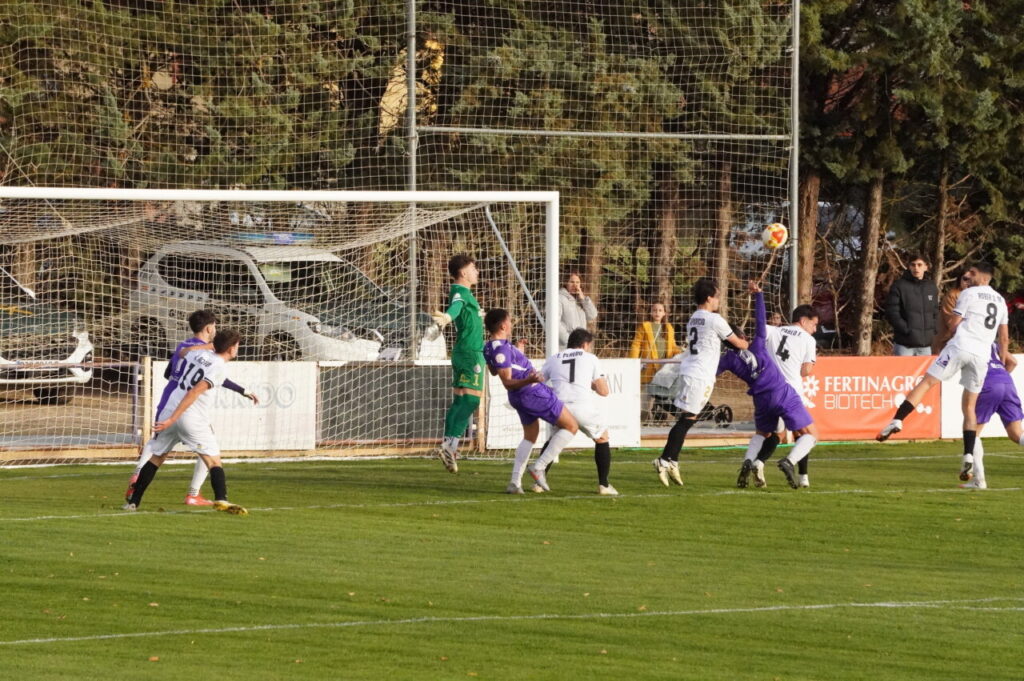 Jugadores del Becerril y Palencia Cristo en un partido de fútbol