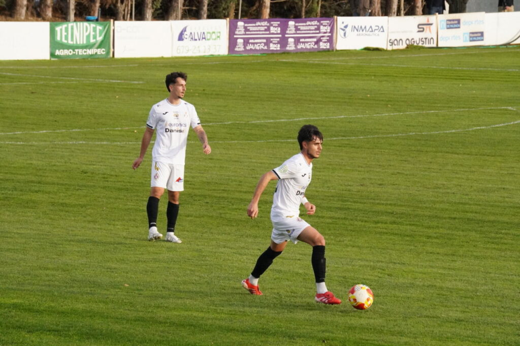 Jugadores del CD Becerril en un partido de fútbol en el campo