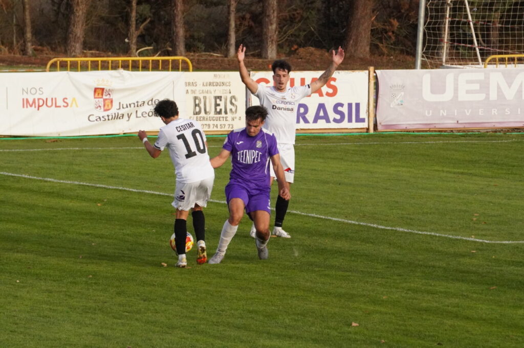 Jugadores del CD Becerril y Palencia Cristo Atlético en un partido de fútbol