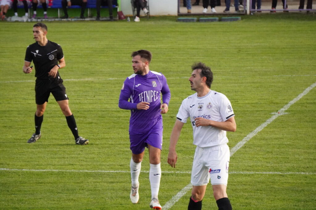 Jugadores de fútbol en un partido entre Becerril y Palencia Cristo Atlético