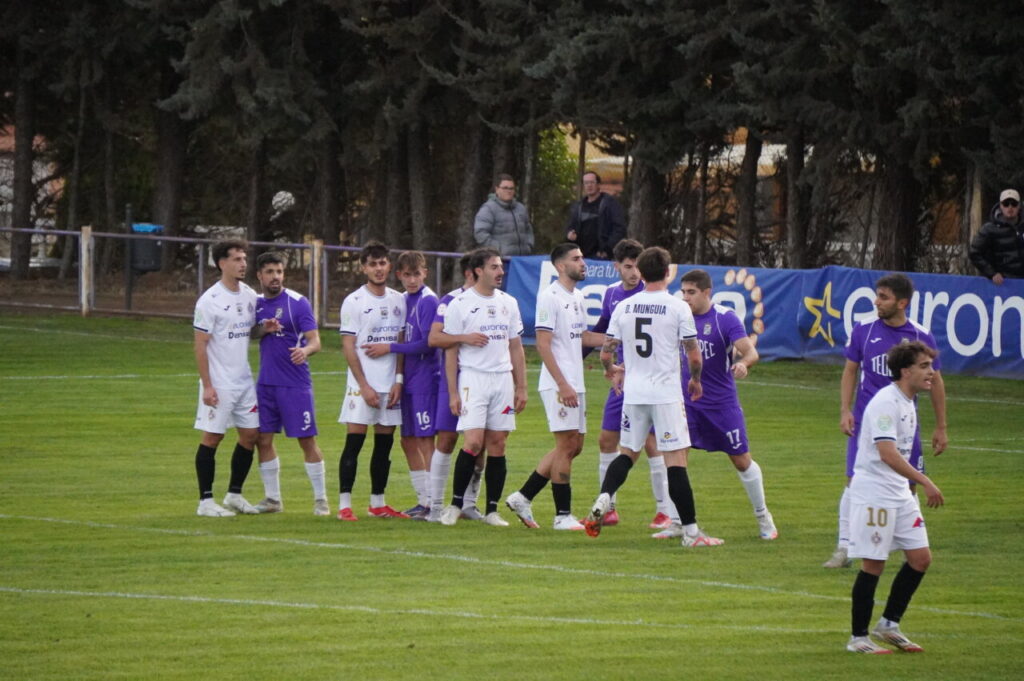Jugadores del CD Becerril y Palencia Cristo Atlético en el campo