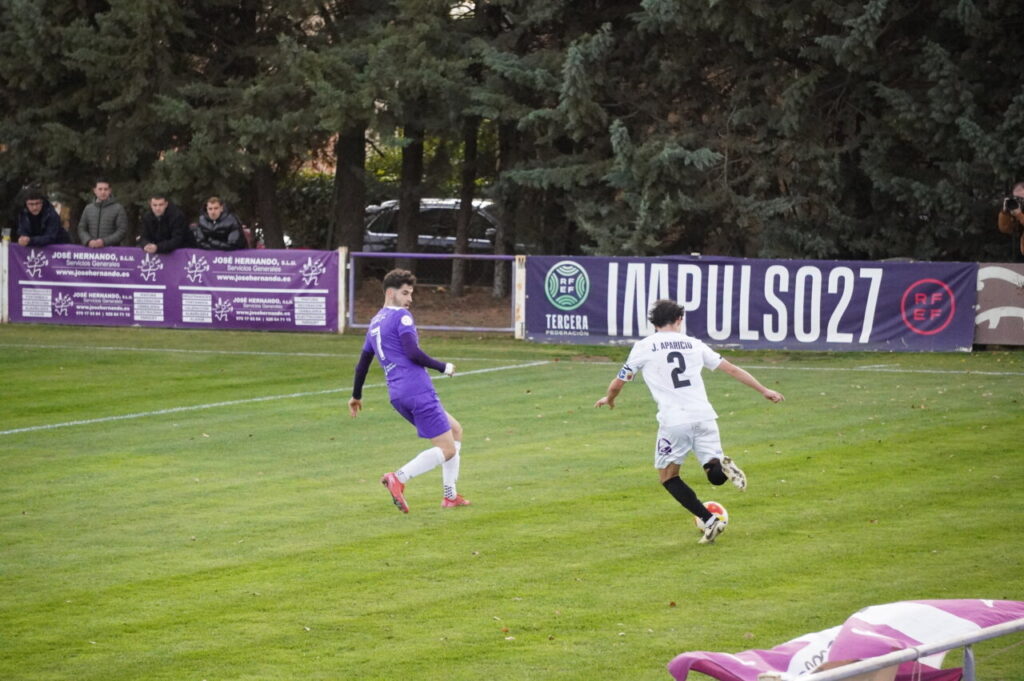Jugador del CD Becerril en acción durante un partido de fútbol