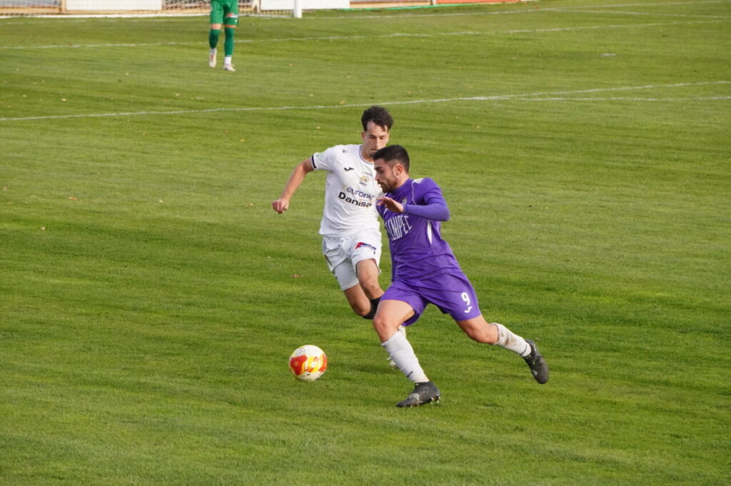 Jugadores del Becerril y Palencia Cristo Atlético en acción durante el partido.