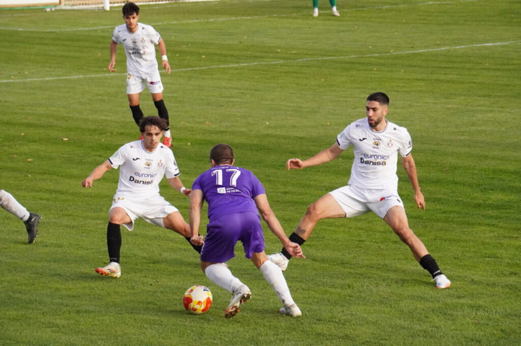 Jugadores del CD Becerril y Palencia Cristo Atlético en un partido de fútbol