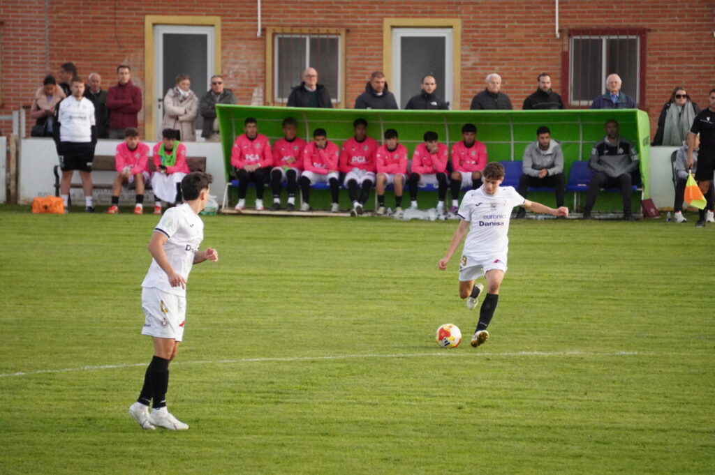 Jugadores del CD Becerril en un partido de fútbol en el Mariano Haro.