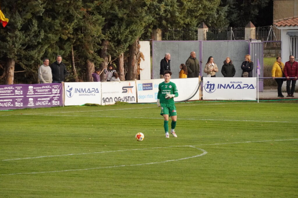 Portero del CD Becerril en un partido de fútbol en el Mariano Haro
