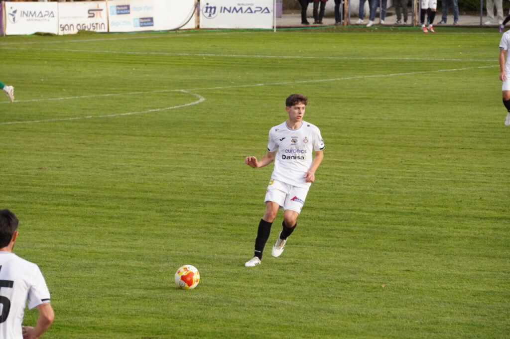 Jugador del CD Becerril en un partido de fútbol en el campo