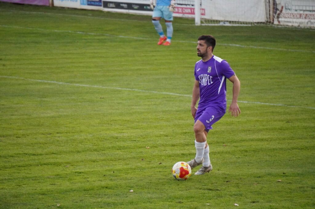 Jugador del CD Becerril en el partido contra Palencia Cristo Atlético