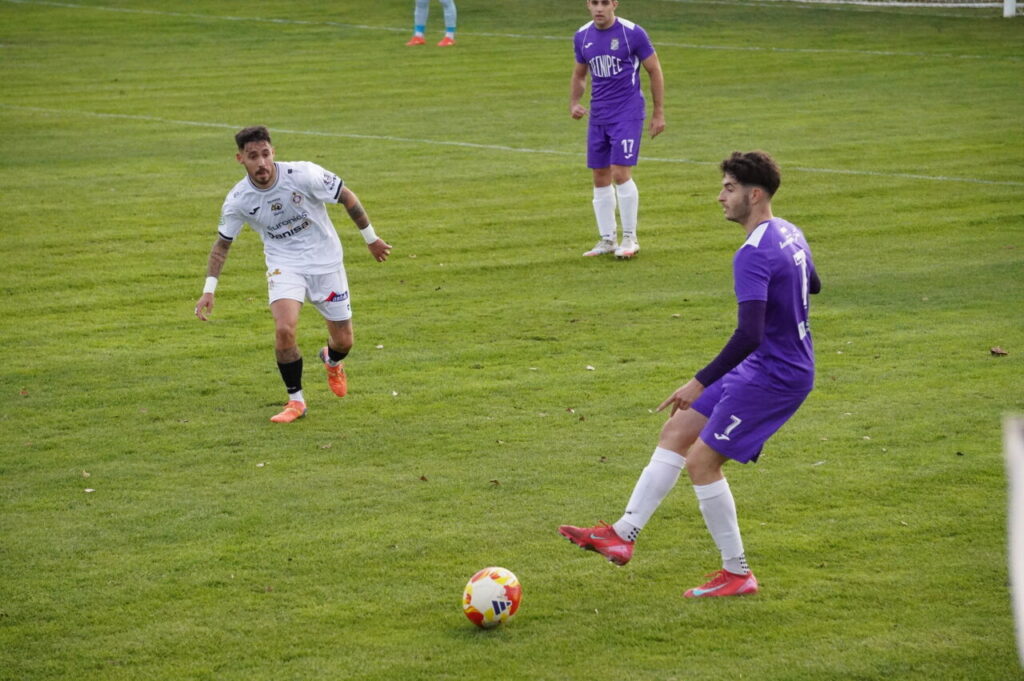 Jugadores de fútbol en un partido en el campo