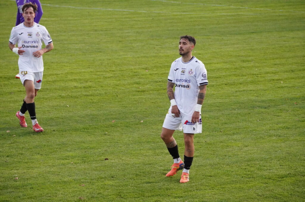 Jugadores del CD Becerril en un partido de fútbol en el Mariano Haro.