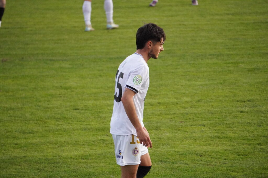 Jugador del CD Becerril en partido de fútbol contra Palencia Cristo Atlético