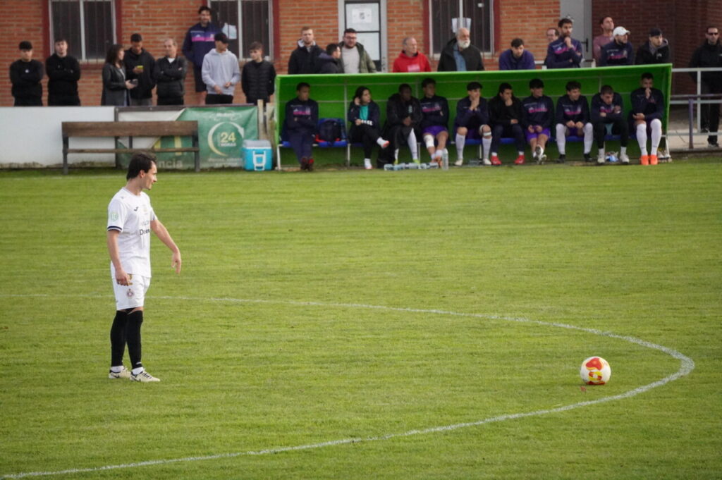Jugador del Becerril preparándose para un tiro libre en un partido de fútbol
