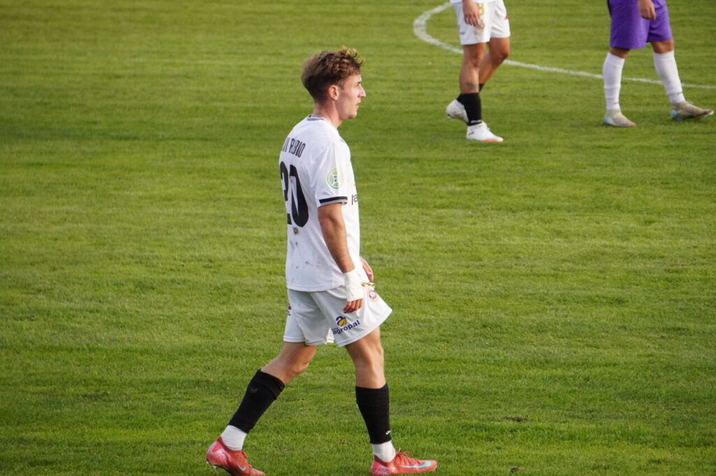 Jugador del CD Becerril en partido de fútbol en el campo