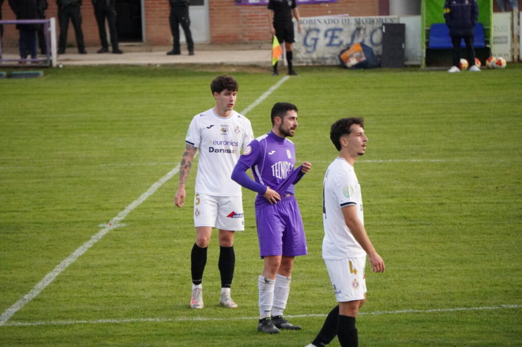 Jugadores del CD Becerril y Palencia Cristo Atlético en el campo.