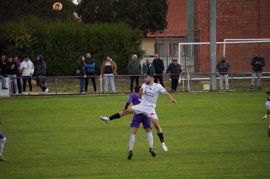 Jugadores del Becerril y Palencia Cristo Atlético en un partido de fútbol.