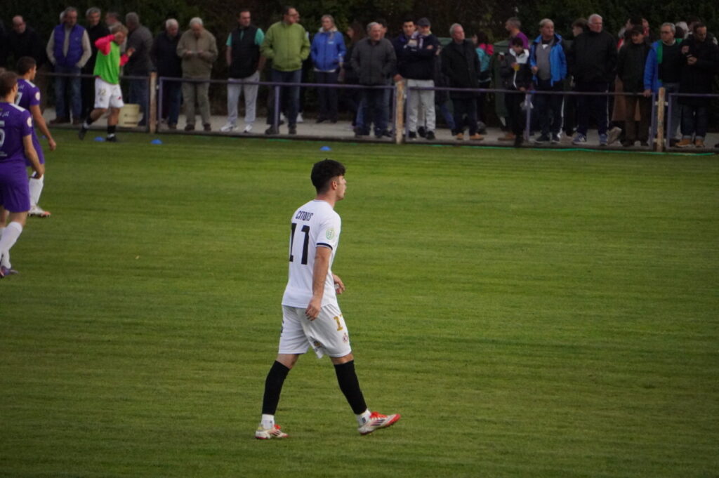 Jugador del CD Becerril caminando en el campo durante un partido de fútbol