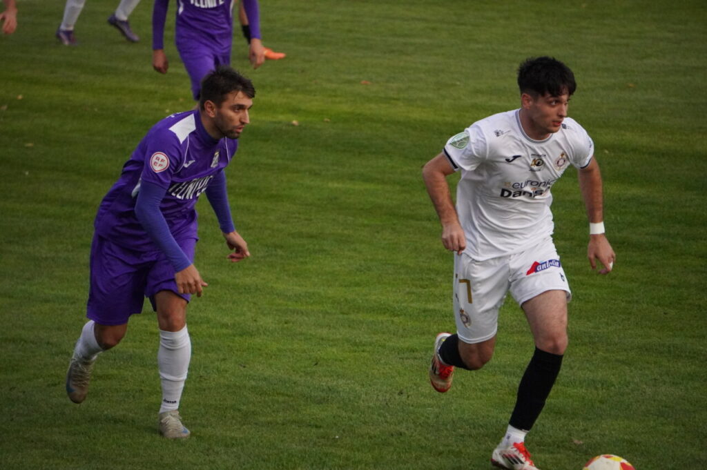 Jugadores del CD Becerril y Palencia Cristo Atlético en un partido de fútbol.