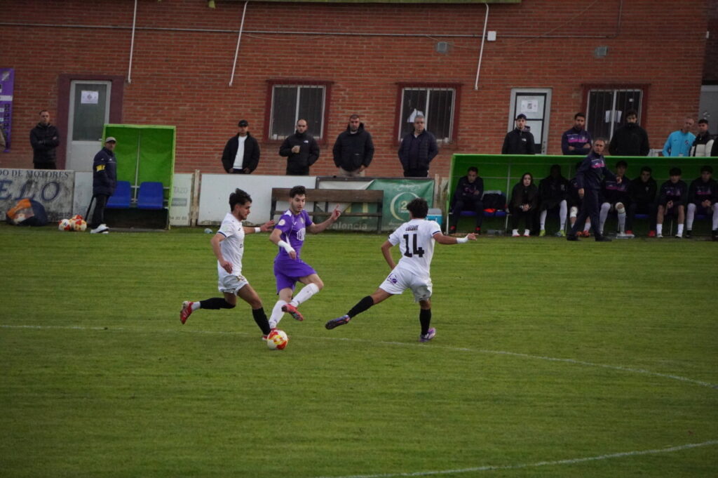 Jugadores del Becerril y Palencia Cristo Atlético en un partido de fútbol