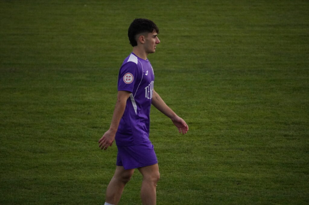 Jugador del CD Becerril caminando en el campo de fútbol durante un partido