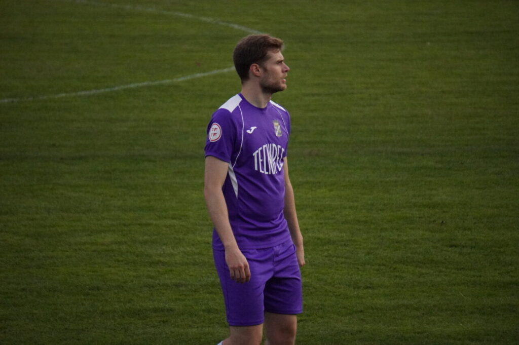 Jugador del CD Becerril en partido de fútbol en el Mariano Haro.