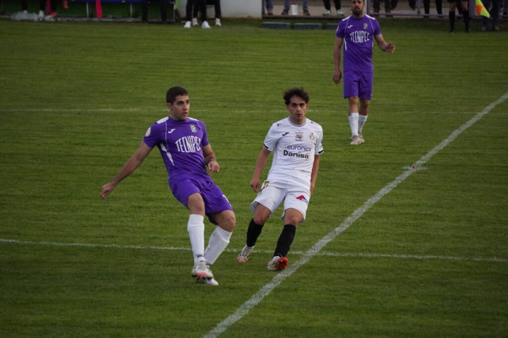 Jugadores del CD Becerril y Palencia Cristo Atlético en un partido de fútbol