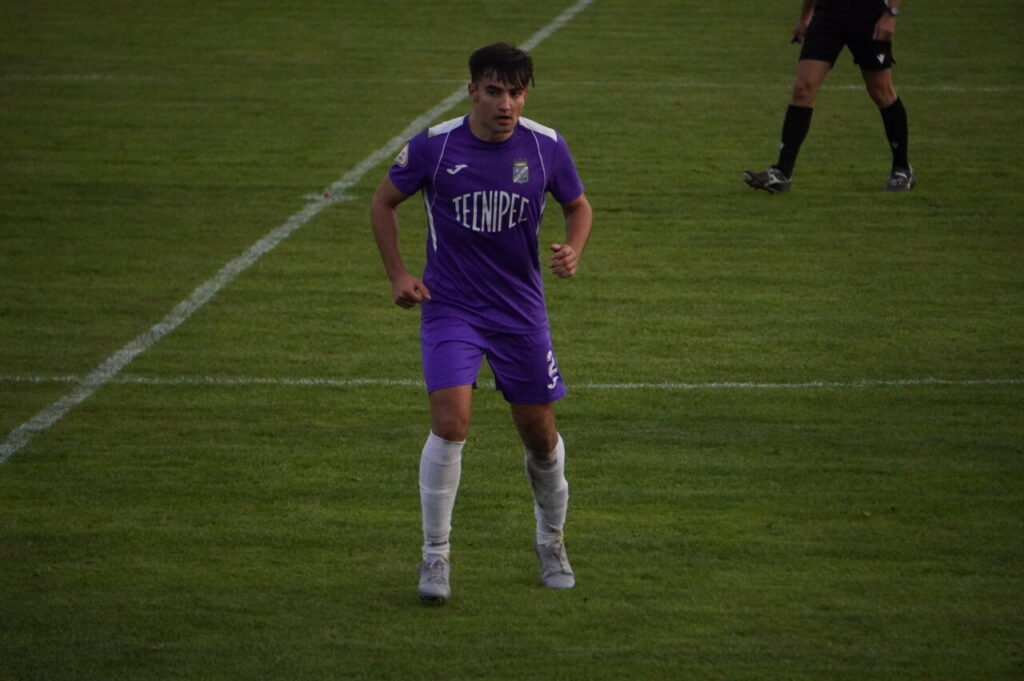 Jugador del CD Becerril en un partido de fútbol en el campo.