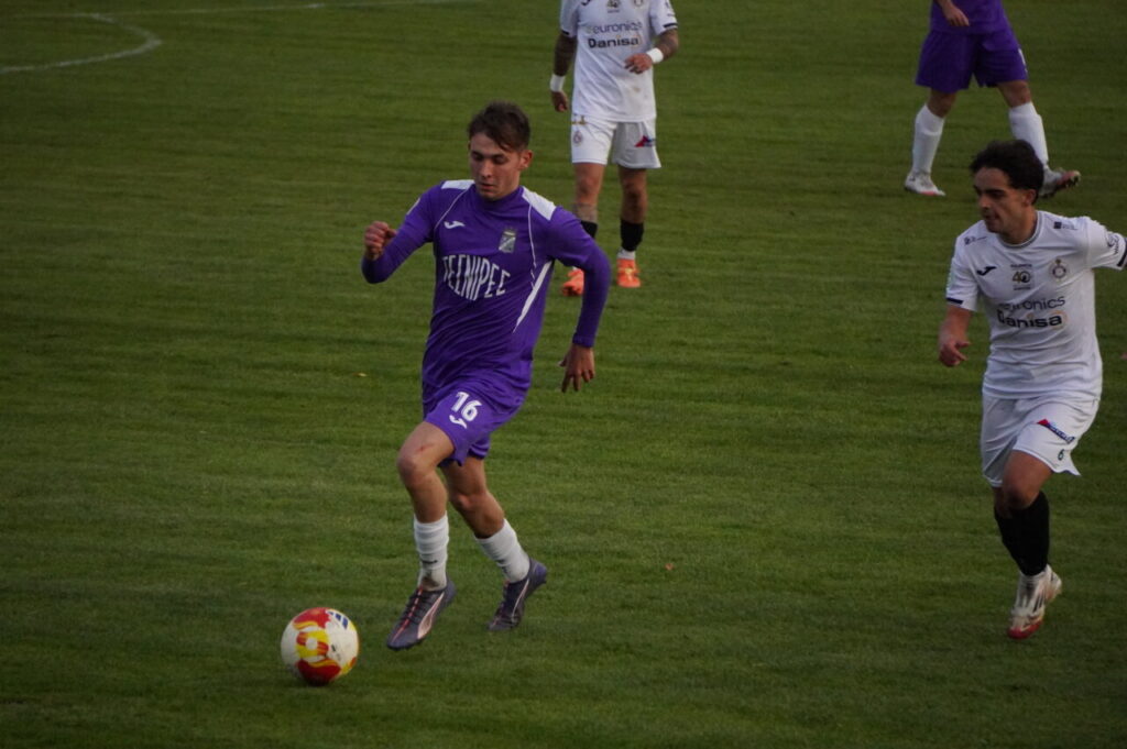 Jugadores de fútbol en un partido entre Becerril y Palencia Cristo Atlético