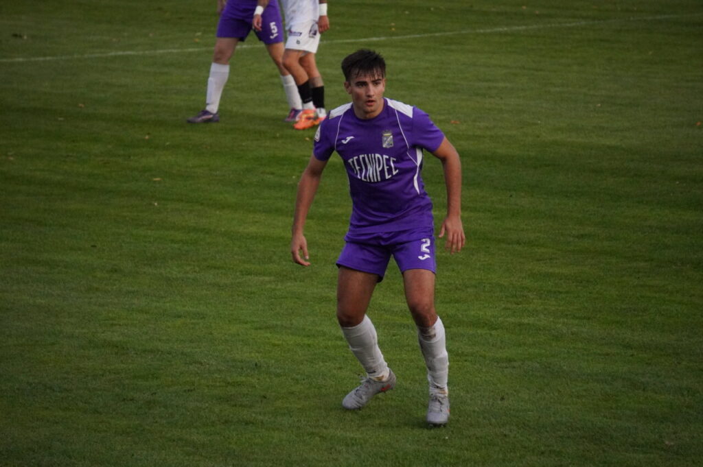 Jugador del CD Becerril en acción durante un partido de fútbol