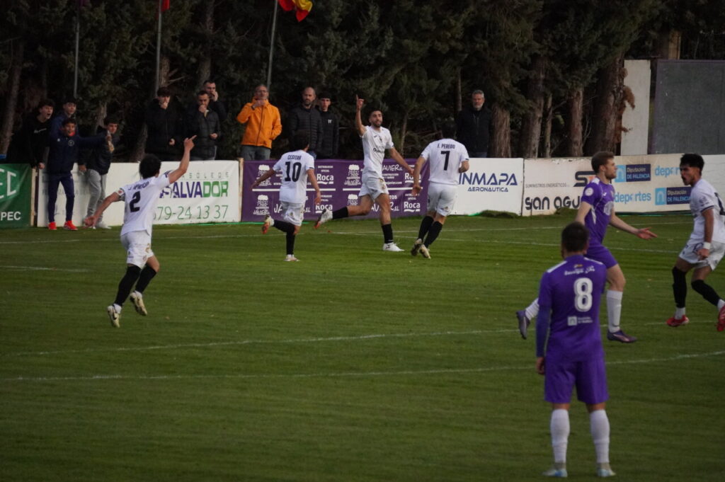 Jugadores del CD Becerril celebrando un gol en el partido