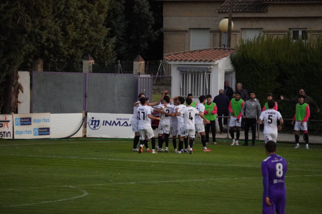 Jugadores del CD Becerril celebrando un gol en el partido contra el Palencia Cristo Atlético