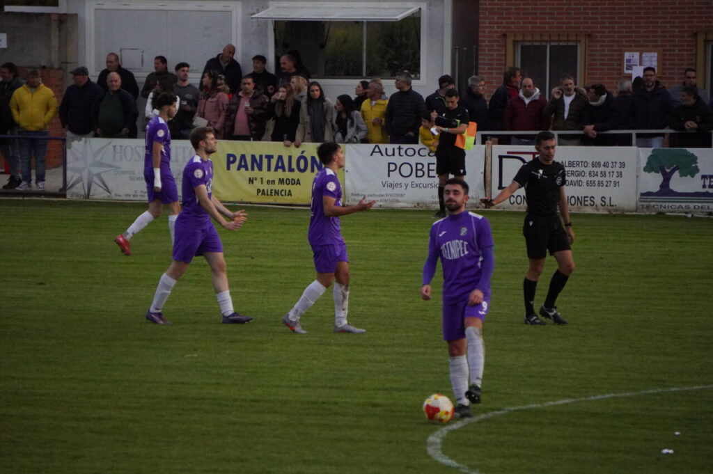 Jugadores del CD Becerril en un partido de fútbol en Palencia