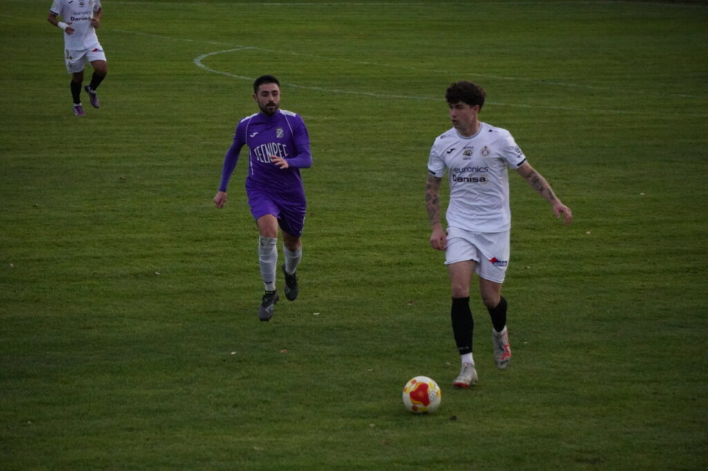 Jugadores del CD Becerril y Palencia Cristo Atlético en un partido de fútbol.