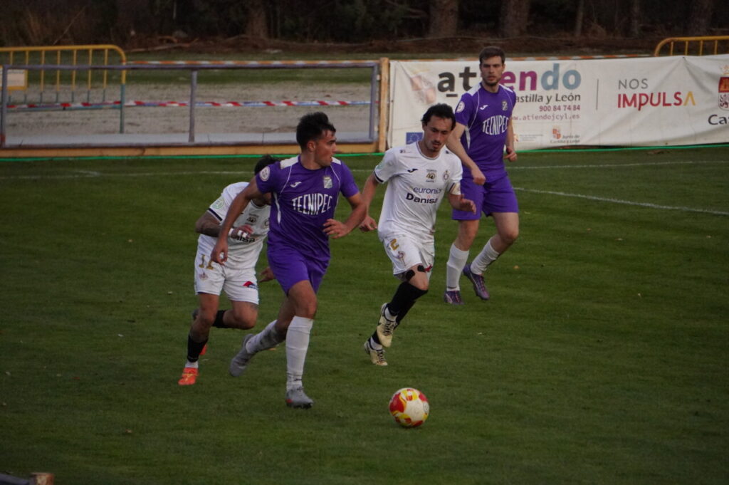 Jugadores del CD Becerril y Palencia Cristo Atlético en un partido de fútbol