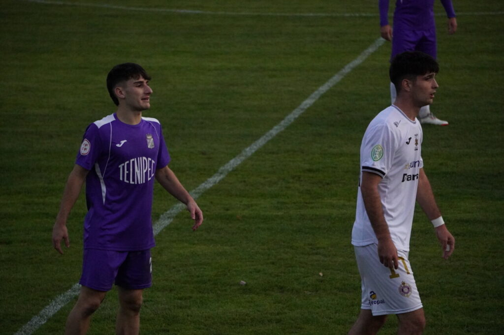 Jugadores en el campo durante el partido entre Becerril y Palencia Cristo Atlético
