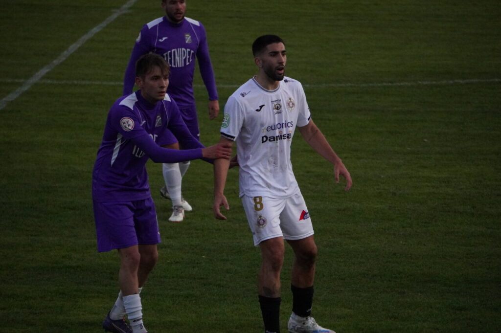 Jugadores del CD Becerril y Palencia Cristo Atlético en un partido de fútbol