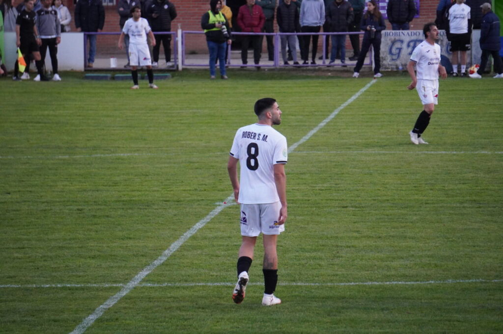 Jugador del CD Becerril en el partido contra el Palencia Cristo Atlético