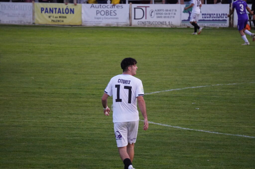 Jugador del CD Becerril en el partido contra el Palencia Cristo Atlético