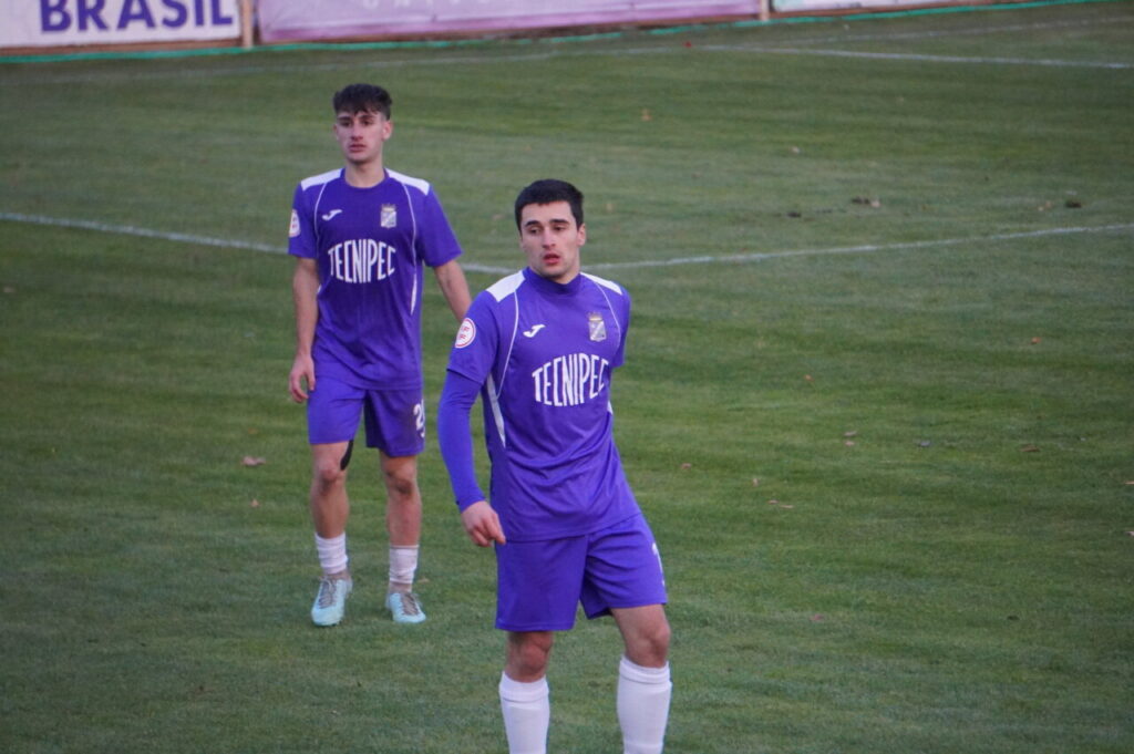 Jugadores del CD Becerril en un partido de fútbol en el campo.