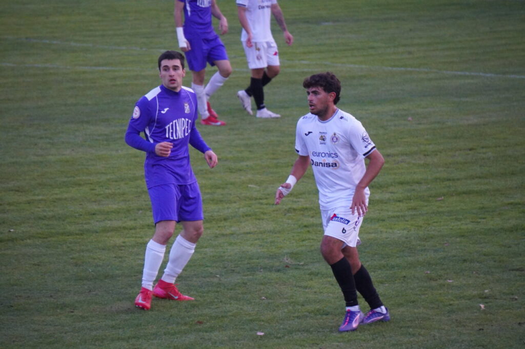 Jugadores en el campo durante el partido entre Becerril y Palencia Cristo Atlético