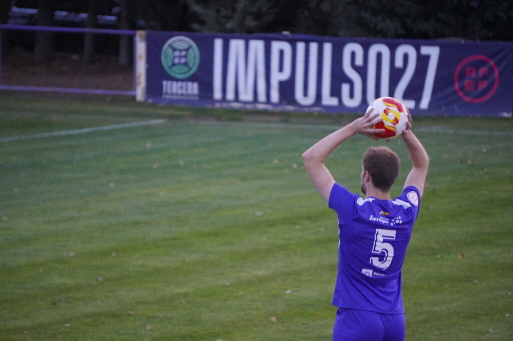 Jugador del CD Becerril lanzando el balón en un partido de fútbol