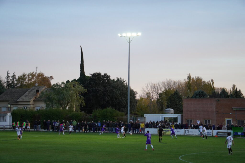 Jugadores del Becerril y Palencia Cristo en un partido de fútbol