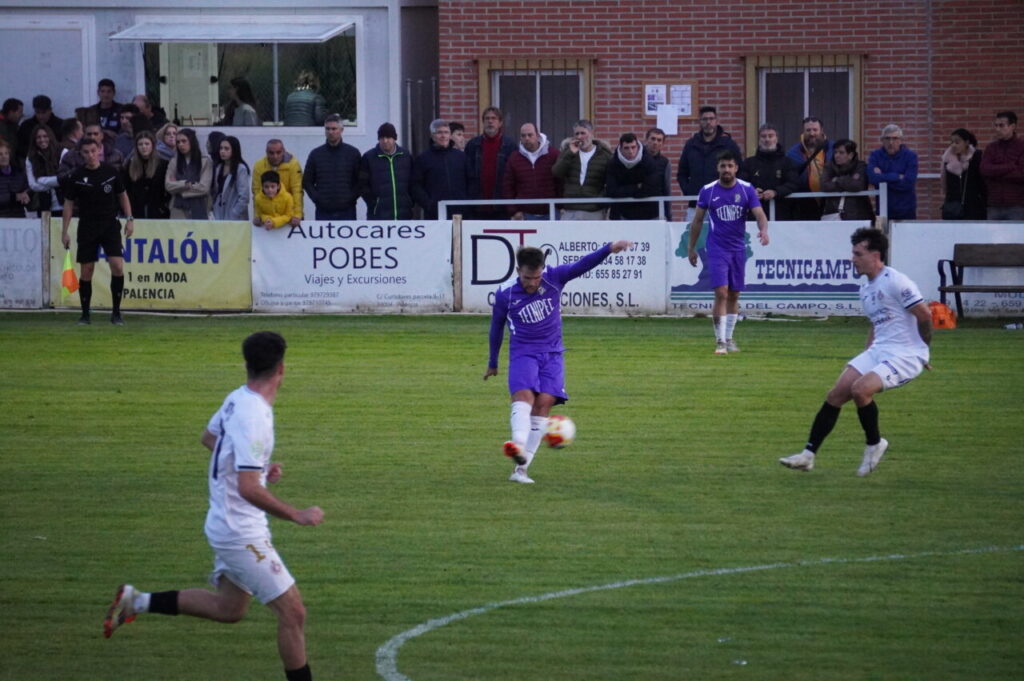 Jugadores de fútbol en un partido entre Becerril y Palencia Cristo Atlético